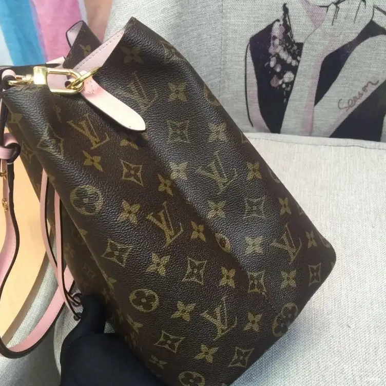 19B570402 Bags LV 0513